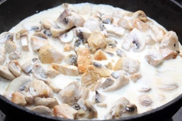 Очень вкусный и простой рецепт — курица с грибами в сливочном соусе.