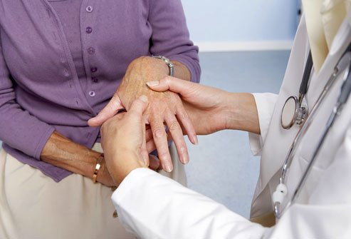 3424885_photolibrary_rf_photo_of_doctor_examining_hand_for_RA (493x335, 29Kb)