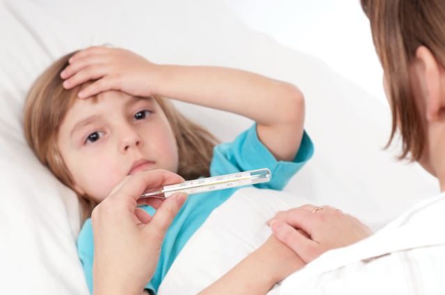 В каких случаях стоит сбивать температуру у детей?