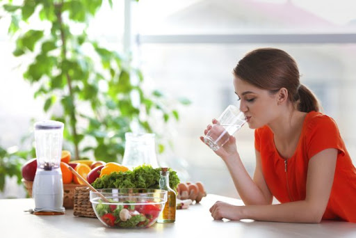 Вода и пищеварение: вредно ли запивать еду?