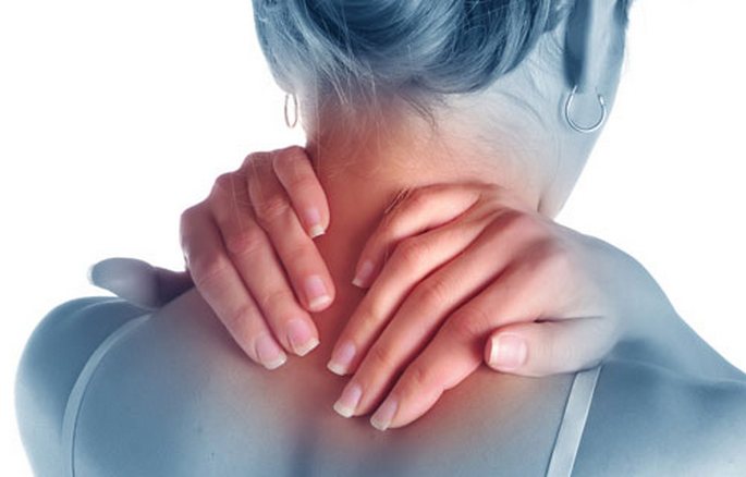 Простые домашние упражнения от боли в шее и в плечах