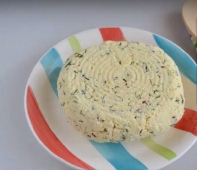 Как приготовить домашний сыр с зеленью и тмином