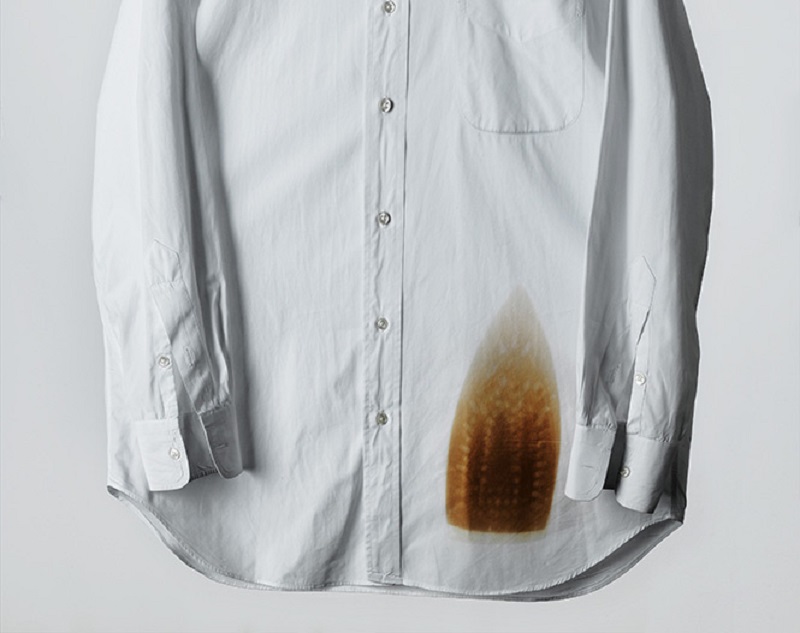 Черный след от утюга на одежде. Пятно на рубашке. Прожженная рубашка. Прожженная ткань от утюга. Подпалины от утюга на ткани.