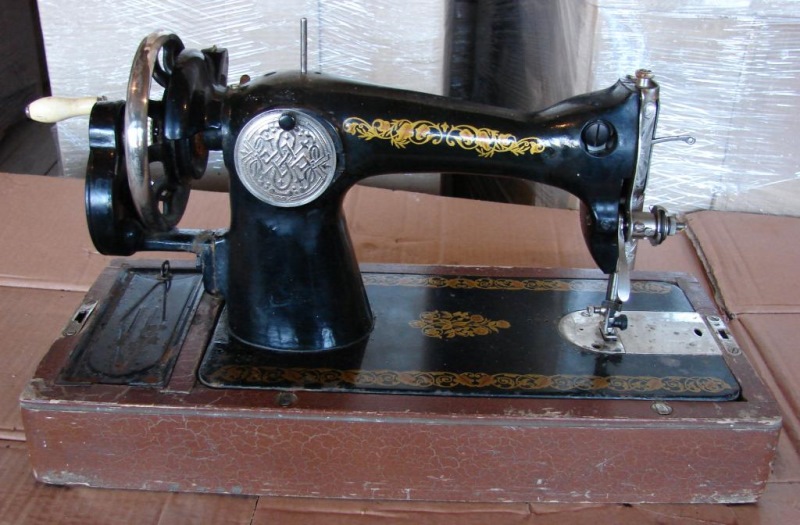 Авито старые швейные машинки. Швейная машинка Зингер Советская. Ручная швейная машинка (Zinger super 2001). Швейная машинка Zinger Советская. Швейная машинка Чайка Зингер.