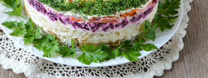 Сытный слоеный салат «Корель»: попробовав его, все просят рецепт!