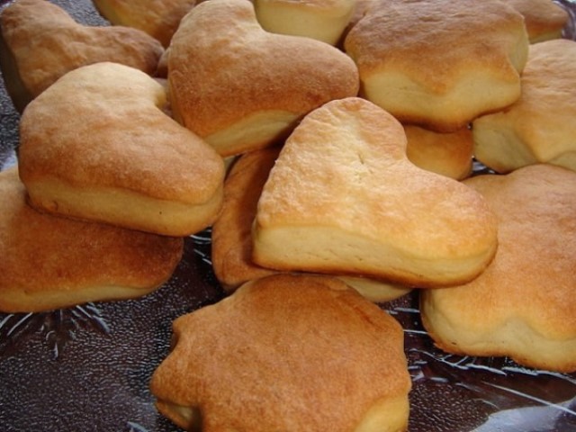 Вкусное домашнее печенье на кефире всегда выручает, ведь оно готовится очень быстро и из простых продуктов.