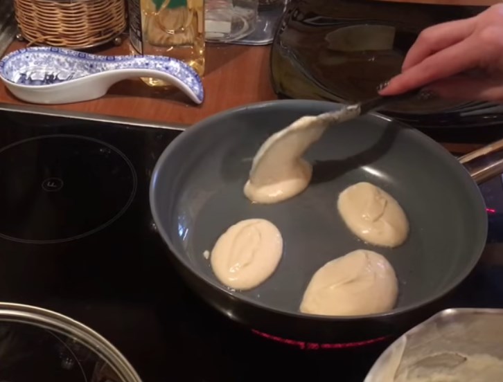 Оладьи на сметане. Готовим пышные оладушки по вкусным рецептам