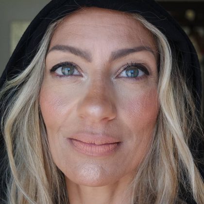 Женщины 50+ ее не видят: главная ошибка в макияже, которая лишает лицо свежести