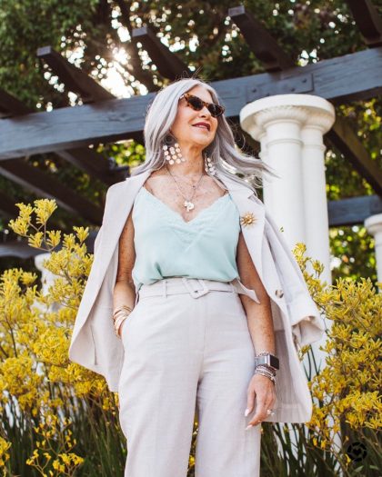 Модница в 58 лет носит 7 вещей, чтобы ее стилем восхищалась молодежь