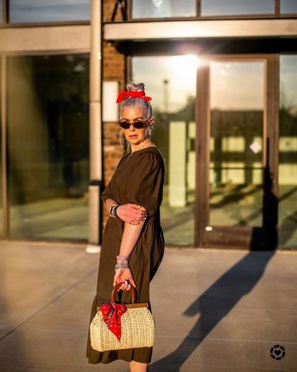 Модница в 58 лет носит 7 вещей, чтобы ее стилем восхищалась молодежь